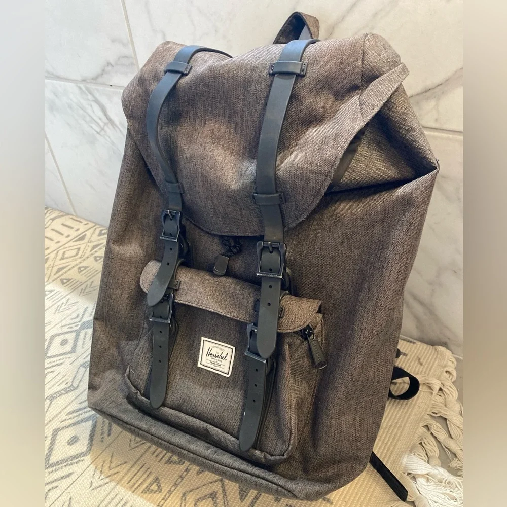 Herschel Retreat Backpack Dark Gray with black straps Large